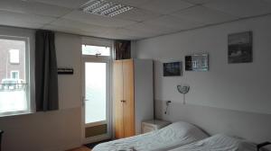 una camera con letto e finestra di Bed & Breakfast Vlissingen a Vlissingen