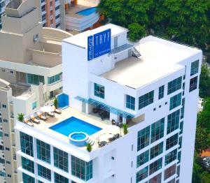 Tryp by Wyndham Panama Centro في مدينة باناما: اطلالة علوية على مبنى به مسبح