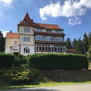 腓特烈罗达Hotel und Berggasthof Spießberghaus的一座大型白色房屋,设有红色屋顶