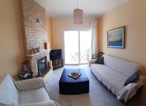 Χώρος καθιστικού στο Apartment Michalis by the Sea