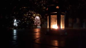 une photo nocturne d'un bâtiment lumineux dans l'établissement Palacete Dos Alcaides, à Mine de São Domingos