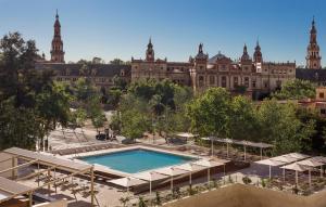 un grande edificio con piscina di fronte di Melia Sevilla a Siviglia