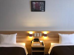 Ліжко або ліжка в номері Izumisano Center Hotel Kansai International Airport