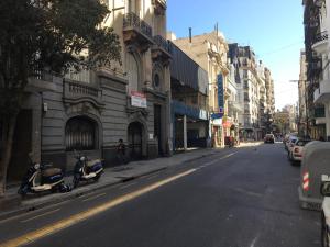 due scooter parcheggiati sul lato di una strada cittadina di RM&Asociados a Buenos Aires