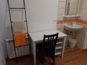 baño con escritorio blanco y lavabo en al 106, en Trieste