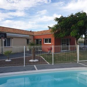 una recinzione con piscina di fronte a una casa di Chez les J-FOLAIS - 3 kms Puy duFou - Les Epesses a Les Épesses