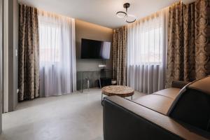 Televisyen dan/atau pusat hiburan di VILLA BRICOLA - Boutique Apartments