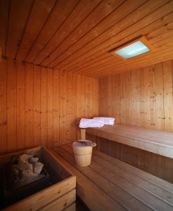 una sauna de madera con un banco y un cubo en ella en Hotel Villa San Michele, en Carmignano