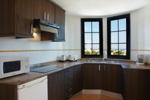 A kitchen or kitchenette at Apartamentos Tabaiba