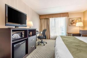 een hotelkamer met een bed en een flatscreen-tv bij Quality Inn & Suites in Brampton