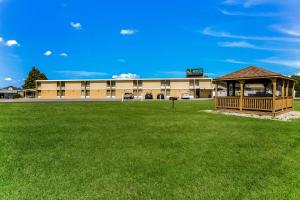 um gazebo em frente a um grande edifício em Quality Inn & Suites em Plattsburgh