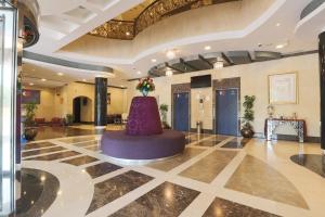 Mughal Suites tesisinde bir oturma alanı