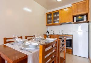 A kitchen or kitchenette at Acorsonho Apartamentos Turisticos