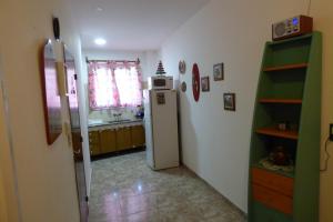 una cucina con frigorifero in camera di Departamento Centrico a Villa Carlos Paz