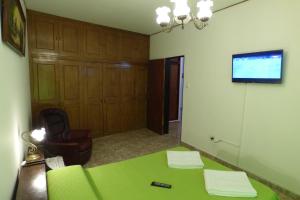 una sala conferenze con tavolo verde e TV di Departamento Centrico a Villa Carlos Paz