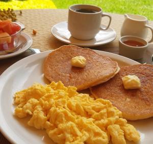 un piatto di uova e pane tostato e una tazza di caffè di Hostal Villa Toscana a Guatemala