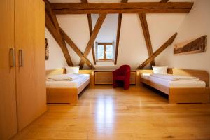 Una cama o camas en una habitación de Gästehaus St. Georg - Weltenburger Klosterbetriebe GmbH