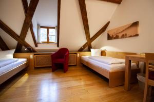 Una cama o camas en una habitación de Gästehaus St. Georg - Weltenburger Klosterbetriebe GmbH