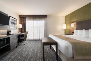 Cama ou camas em um quarto em Days Hotel by Wyndham Flagstaff