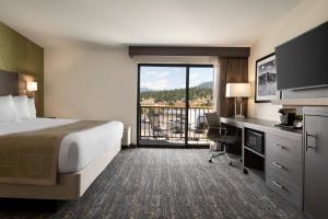 Cama ou camas em um quarto em Days Hotel by Wyndham Flagstaff