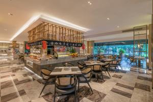 Um restaurante ou outro lugar para comer em Grand Metropark Hotel Hangzhou