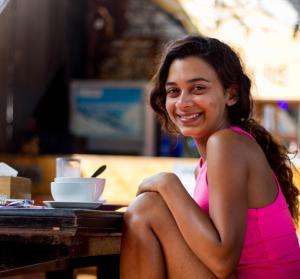 een vrouw in een roze jurk aan een tafel bij Wander Thirst in Kathmandu