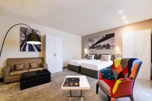 una camera d'albergo con letto e divano di Opera Suite Hotel a Yerevan