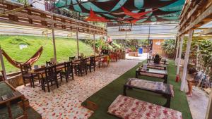 een restaurant met tafels en stoelen en een persoon die in een kamer staat bij Wander Thirst in Kathmandu