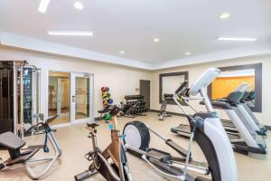 Fitnes oz. oprema za telovadbo v nastanitvi La Quinta Inn and Suites by Wyndham Bloomington