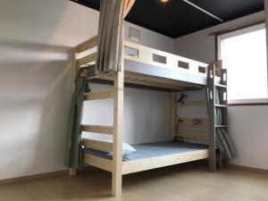 Tempat tidur susun dalam kamar di Sapporo Guest House 庵 Anne