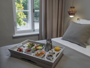 un vassoio di cibo sopra un letto di Boutique Hotel Rosenplänter a Pärnu