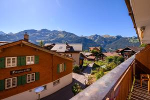 uitzicht op een stad met bergen op de achtergrond bij Chalet Bella Vista 4 in Wengen