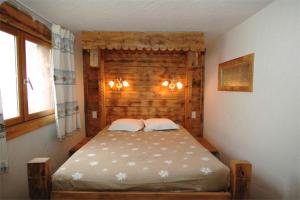 a bedroom with a bed in the corner of a room at Résidence Le Portillo in Val Thorens