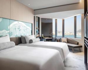 เตียงในห้องที่ Hyatt Centric Victoria Harbour