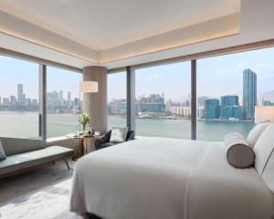 เตียงในห้องที่ Hyatt Centric Victoria Harbour