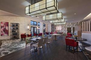 Un restaurant u otro lugar para comer en Hyatt Centric The Woodlands