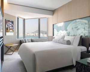 เตียงในห้องที่ Hyatt Centric Victoria Harbour