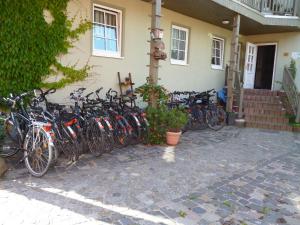 un groupe de vélos garés à l'extérieur d'un bâtiment dans l'établissement Landhauspension Rank, à Bad Berka