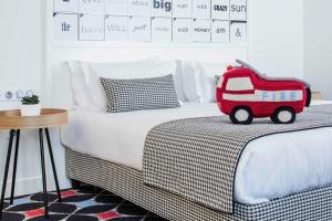 ein Schlafzimmer mit einem Bett mit einem roten Spielzeugauto drauf in der Unterkunft Hotel Joke - Astotel in Paris