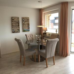 een eetkamer met een tafel en stoelen bij Seebrise-Sylt in Westerland