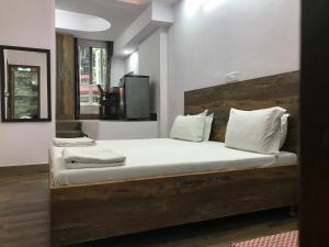 Tempat tidur dalam kamar di Tatvamasi Homestay