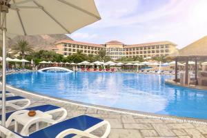 Bazén v ubytovaní Fujairah Rotana Resort & Spa - Al Aqah Beach alebo v jeho blízkosti