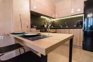 Nhà bếp/bếp nhỏ tại Kapana Luxury City Center Apartments with Garage