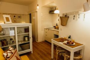 a small kitchen with a table in a room at Amoreira in Setúbal