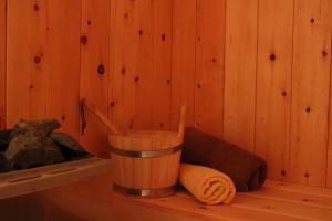 eine Tasse und ein Handtuch auf einem Holztisch in der Unterkunft Alpengasthof zur Post in Schattwald