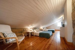 um quarto com 2 camas e um tecto de madeira em OportoHouse no Porto