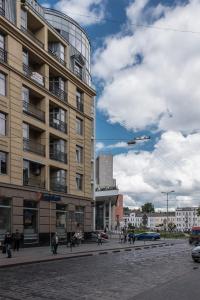 een gebouw op een straat in een stad met mensen bij CITY Aparts Forum in Lviv