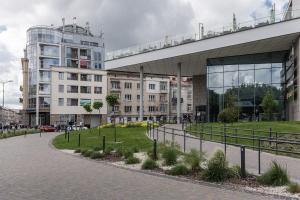 een stadsstraat met een groot gebouw en een stoep bij CITY Aparts Forum in Lviv