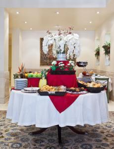 un buffet de comida en una mesa en una habitación en Hotel Atlántico, en Madrid