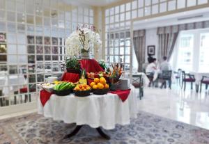 una mesa con frutas y verduras en una habitación en Hotel Atlántico, en Madrid